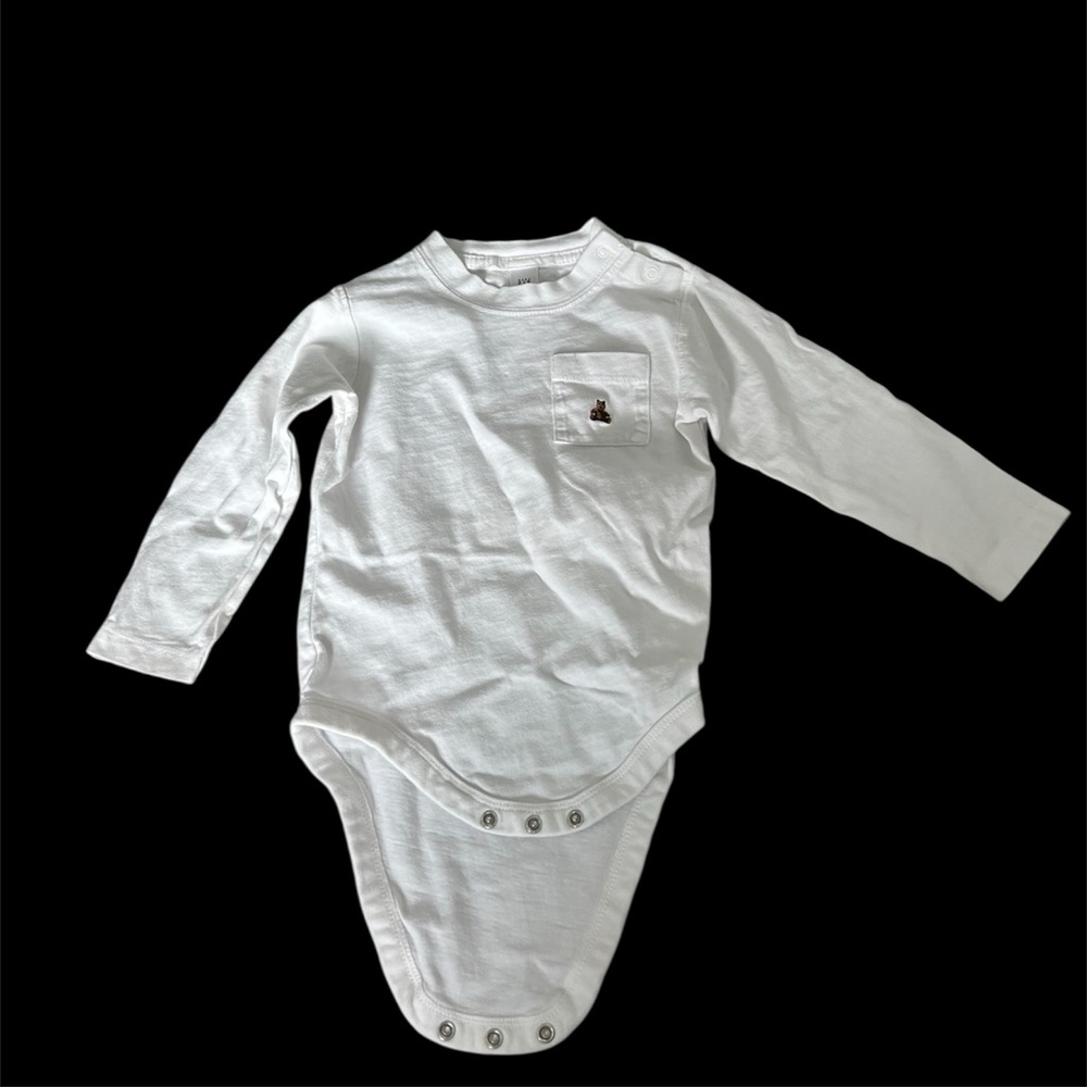 ⚪️GAP: Boy 18-24 M, white long sleeve bodysuit w/front pocket, preowned⚪️